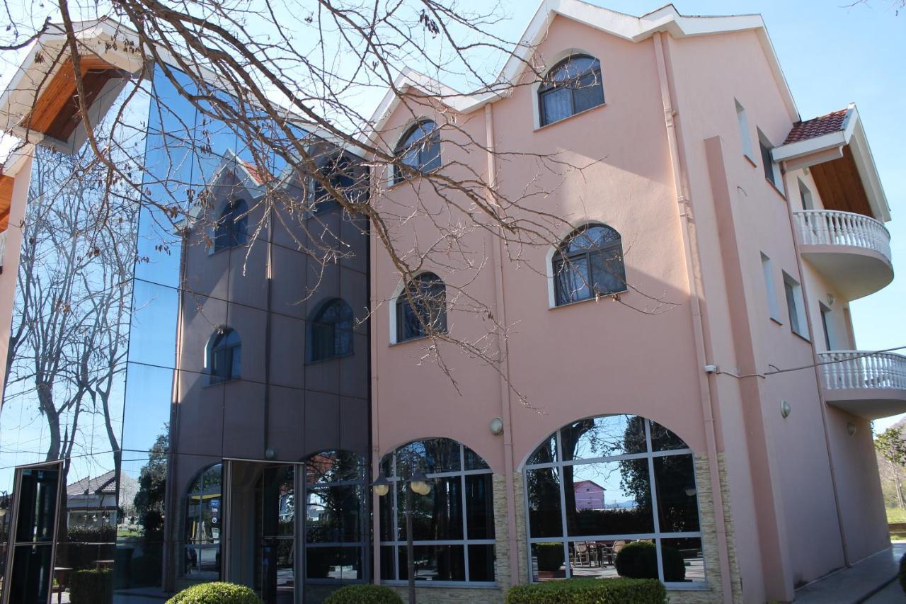 Hotel Hasmegaj Mahall' e Kryethuit Exterior photo