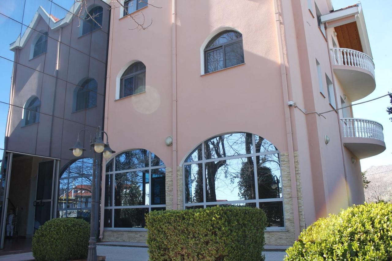 Hotel Hasmegaj Mahall' e Kryethuit Exterior photo