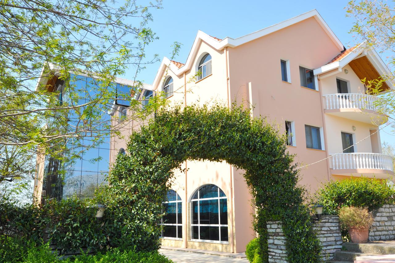 Hotel Hasmegaj Mahall' e Kryethuit Exterior photo
